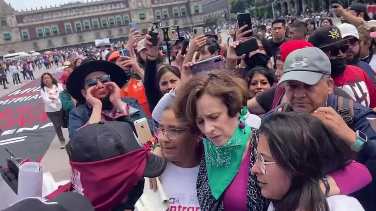 Agreden a Denisse Dresser durante marcha