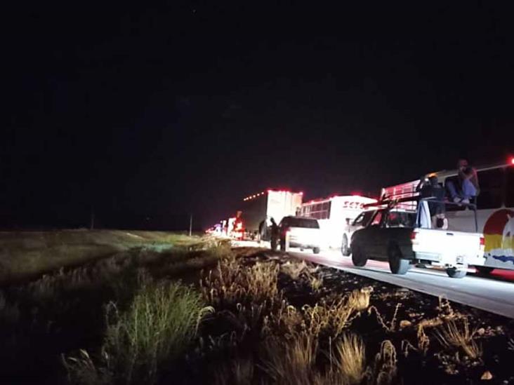 Bloquean carretera por persona detenida Bloquean carretera por persona detenida