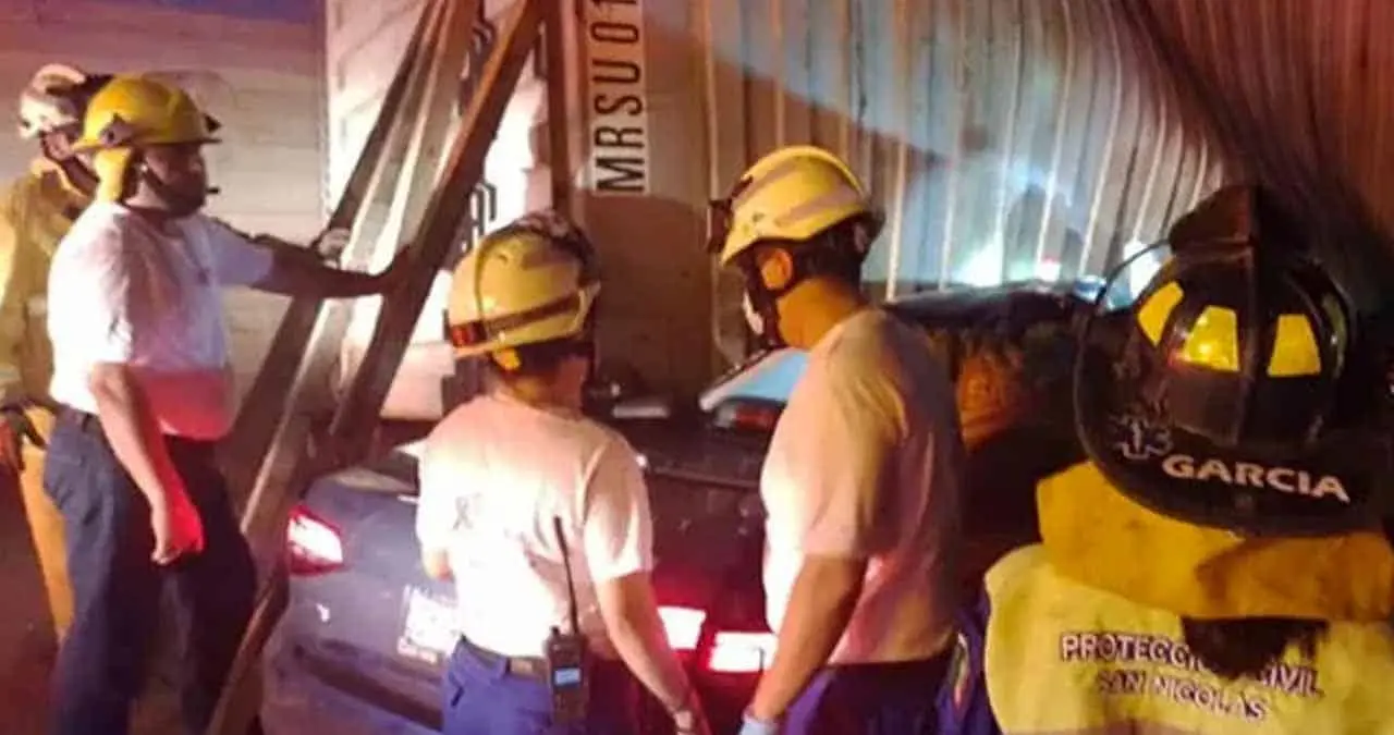 Mujer se salva de morir prensada por un tráiler