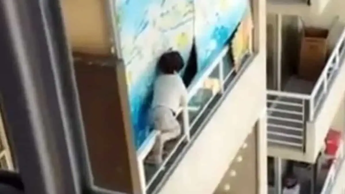 VIDEO. Graban a bebé colgando del piso 21 de un edificio