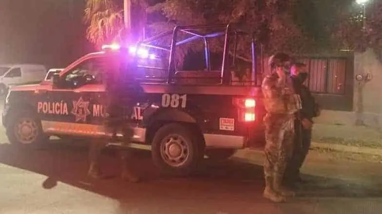 Le quitan la camioneta a punta de pistolas