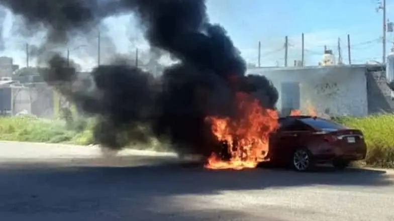 Se quema auto en Urbi