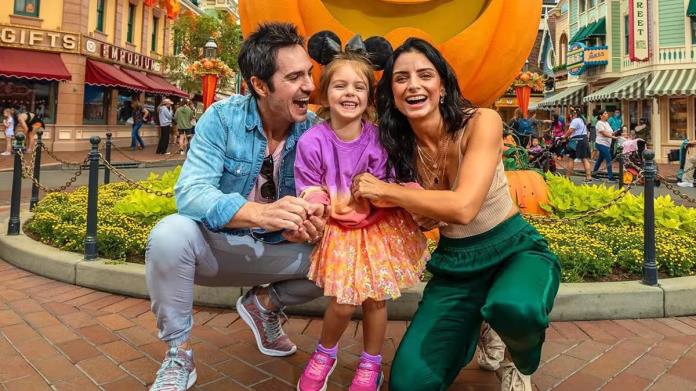 VIDEO.Captan a Aislinn Derbez y Mauricio Ochmann juntos en Disney VIDEO.Captan a Aislinn Derbez y Mauricio Ochmann juntos en Disney