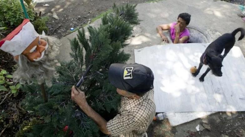 Pareja y su perrito vivieron en una alcantarilla más de 22 años