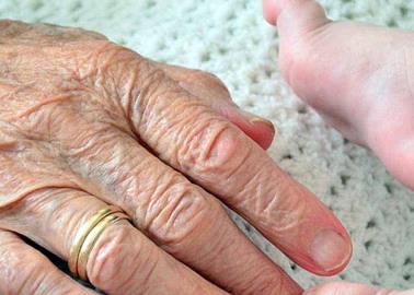 Le cobra por cuidar a su nieta y la nuera se indigna Le cobra por cuidar a su nieta y la nuera se indigna