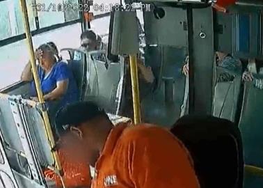 VIDEO. Chofer se queda dormido, choca y mata a un trabajador