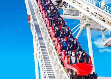 VIDEO. Amigos se disfrazan de montaña rusa y causan revuelo