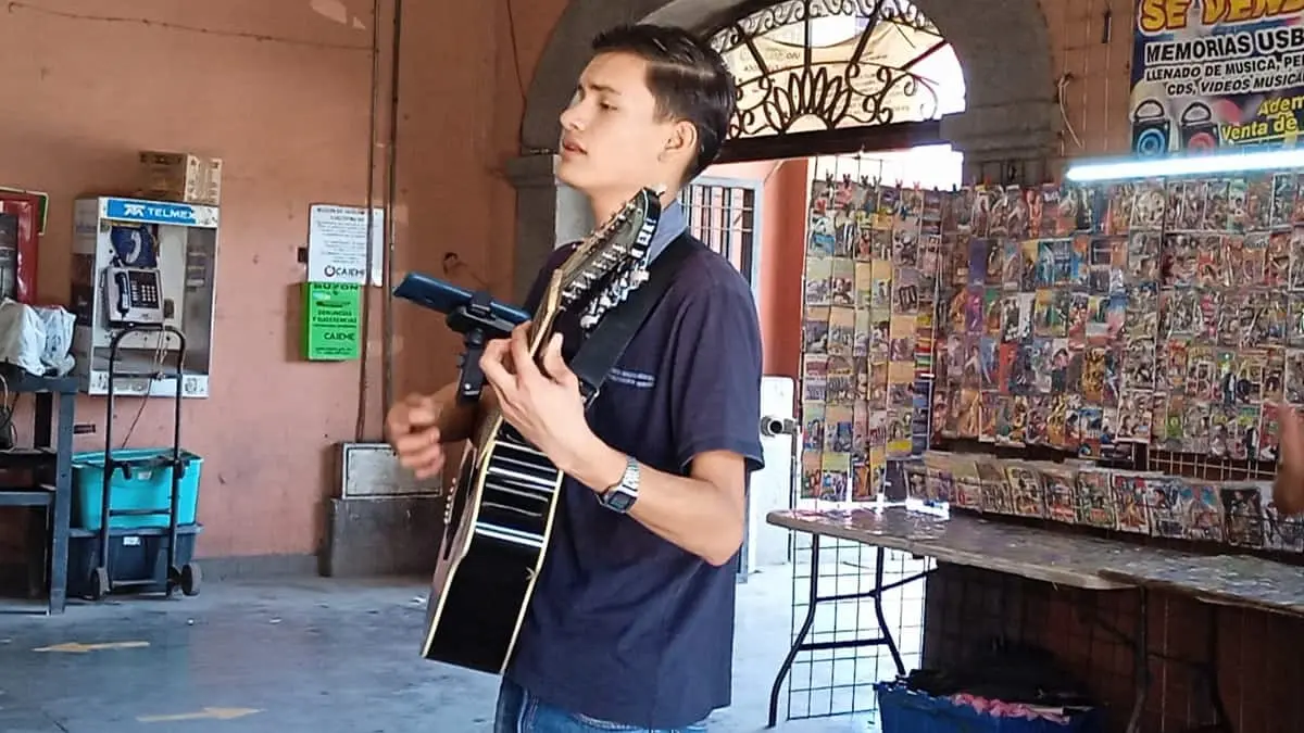 Canta para apoyar a su mamá
