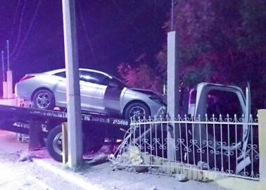 Grúa se estampa en el jardín frontal de una casa