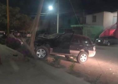 Veloz conductora se impacta con poste