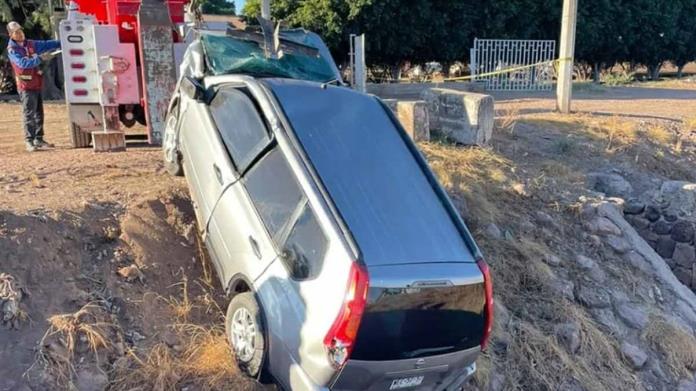 Muere conductor al caer a dren de la 300