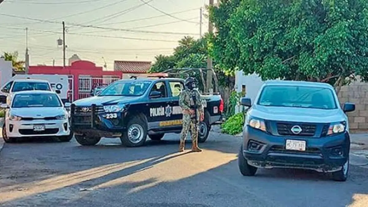 La "levantan" frente a sus hijas