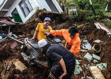 VIDEO. Tras sismo, colchón salva a niño atrapado entre escombros
