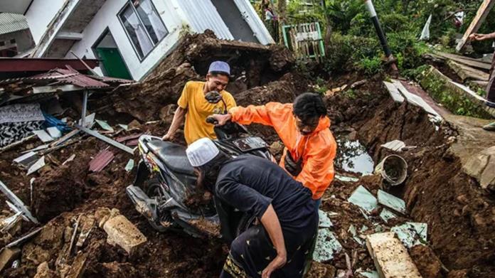 VIDEO. Tras sismo, colchón salva a niño atrapado entre escombros VIDEO. Tras sismo, colchón salva a niño atrapado entre escombros