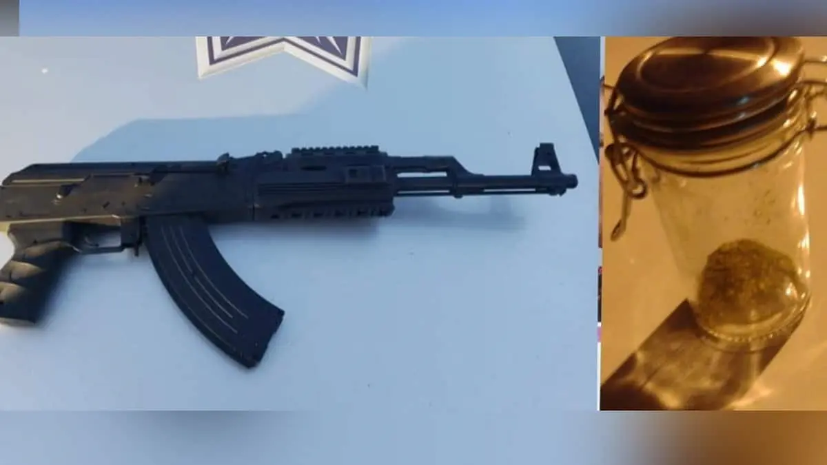 Detienen a estudiante con arma de utilería