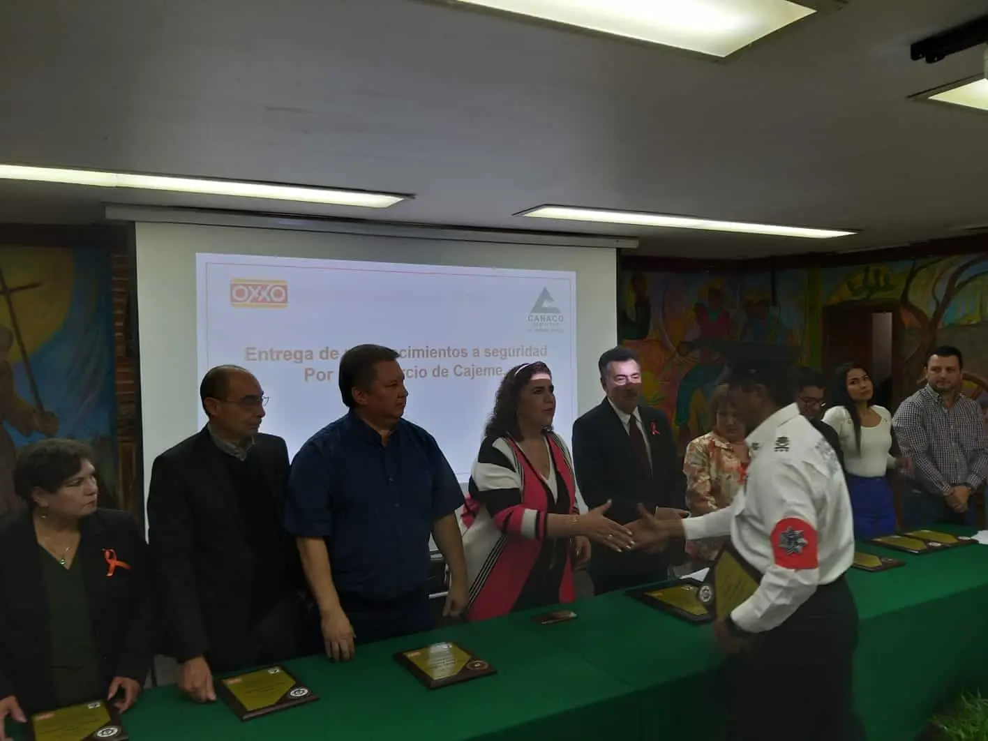 Reconocen comerciantes a policías