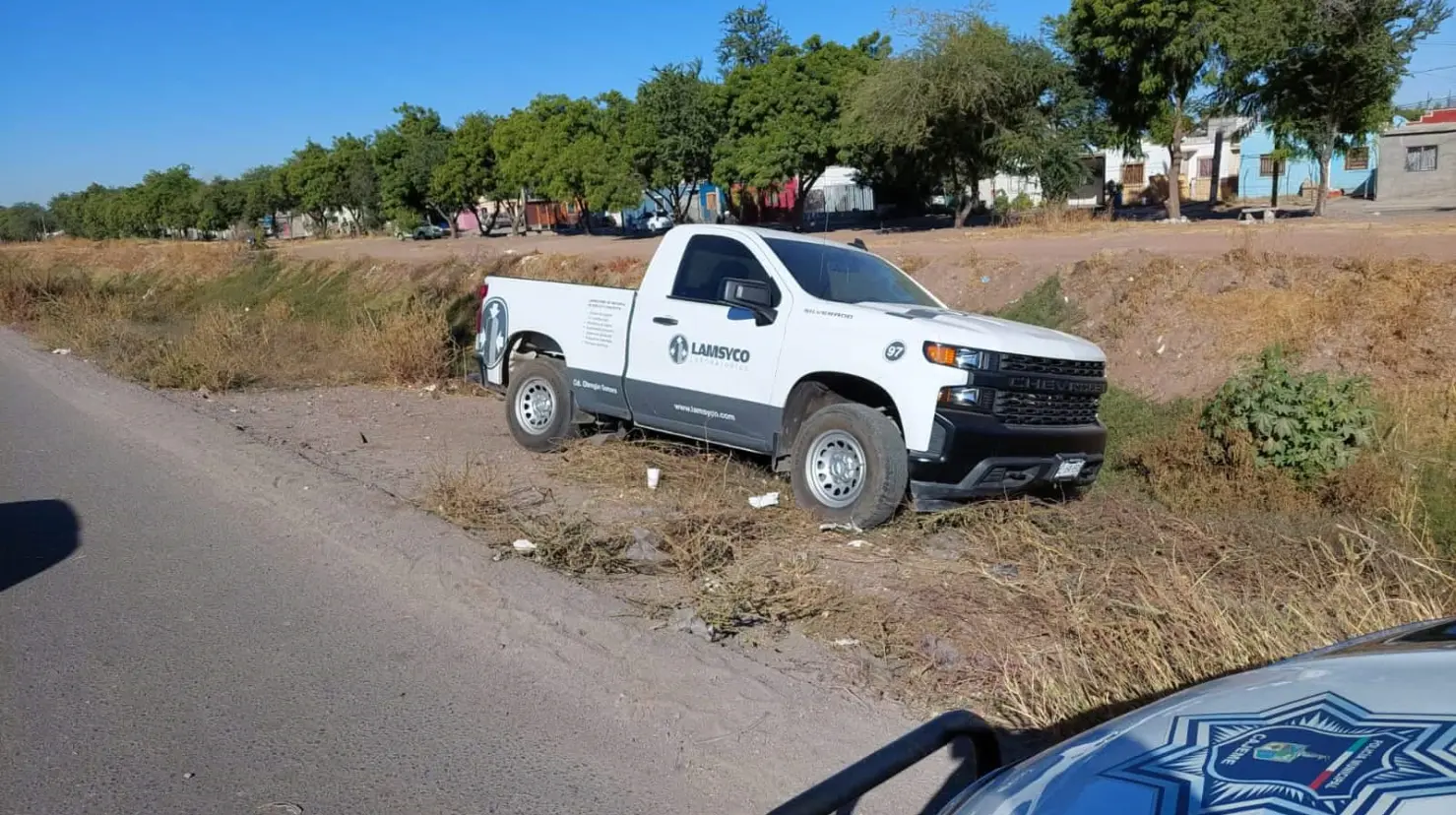 Cae a dren de la calzada tras choque