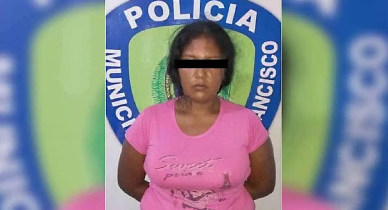 Niña se come el alimento de su hermano y mamá le quema las manos