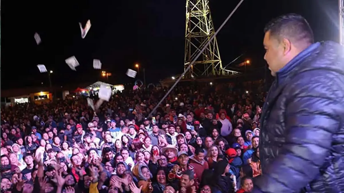 VIDEO. Alcalde lanza dólares para festejar su cumpleaños