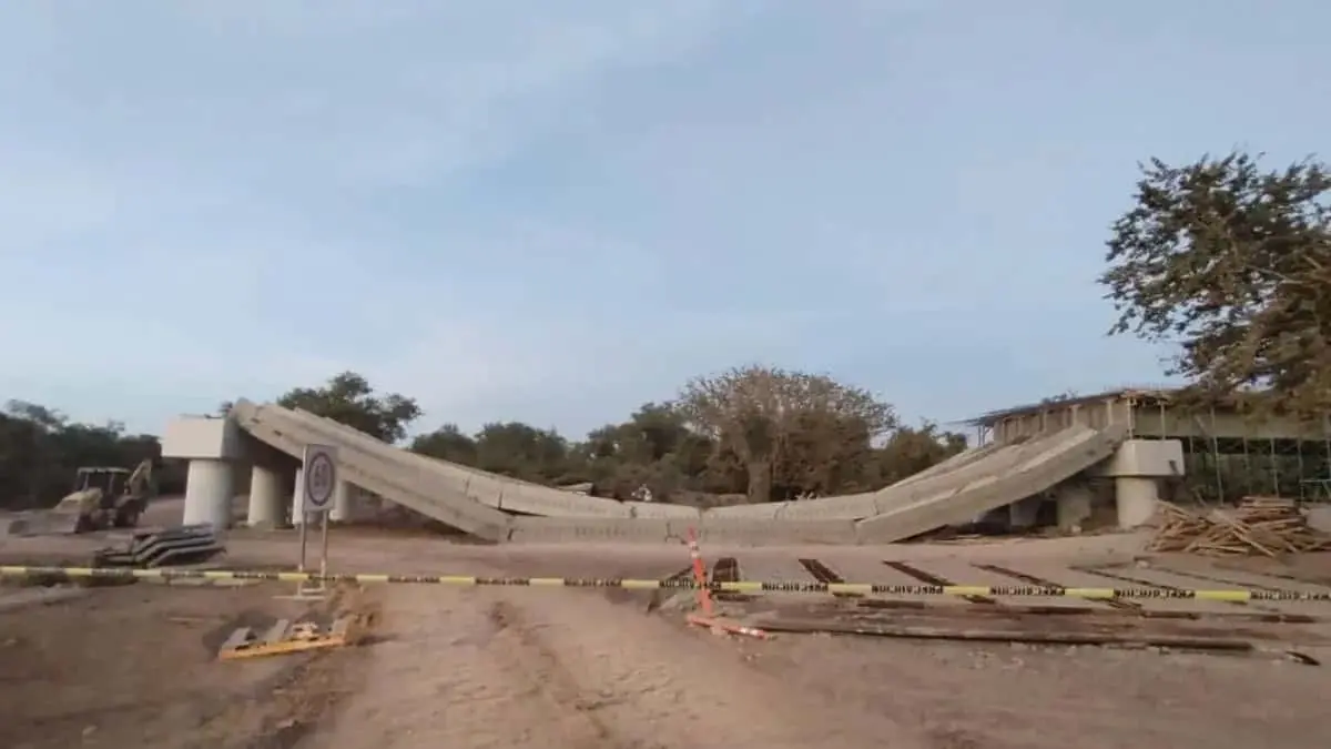 VIDEO. Se cae puente de El Quelite; sería inaugurado en unos días