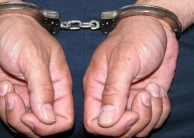 Arrestan a hombre por andar "bichi" en la vía pública