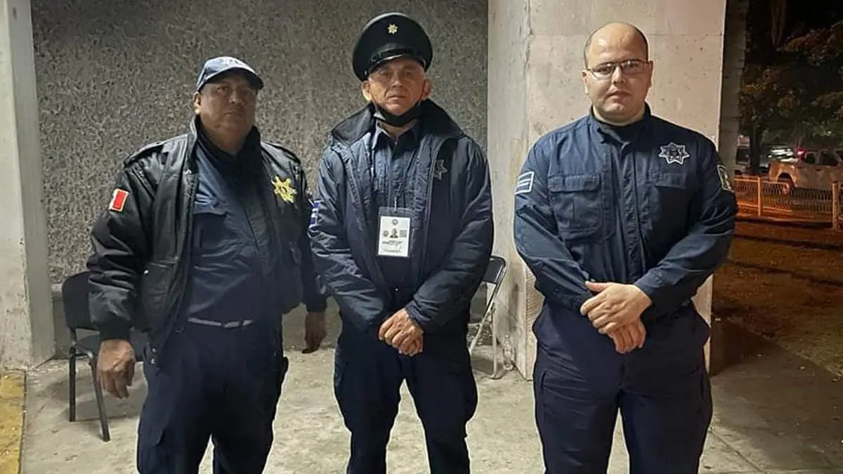 Policías devuelven bolso extraviado