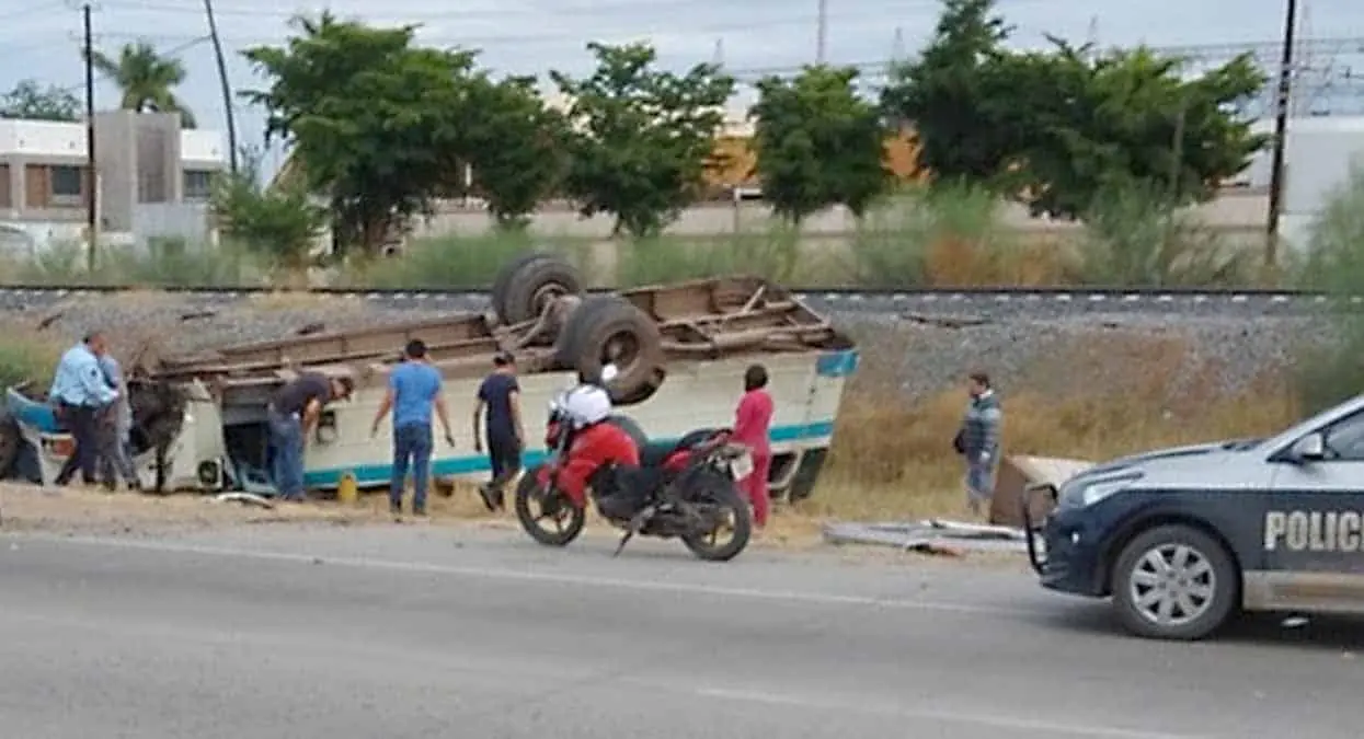Vuelca camión frente al Cereso