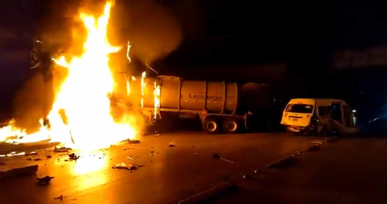 Video. Aparatoso accidente deja un muerto y 10 heridos