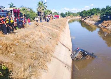 Cae automóvil al canal Las Pilas