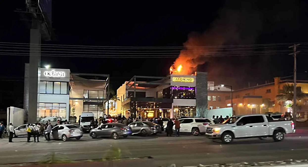 Se registra fuerte incendio en restaurante
