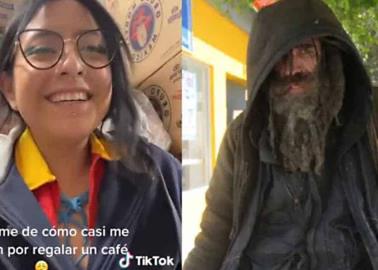 VIDEO. Le regala café a un indigente y éste regresa a asaltarla