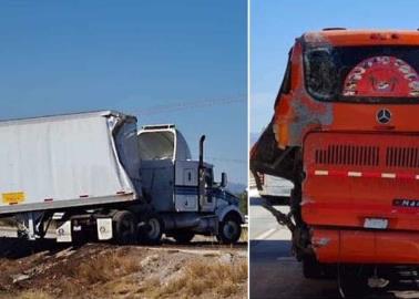 Choca tráiler con camión de pasajeros