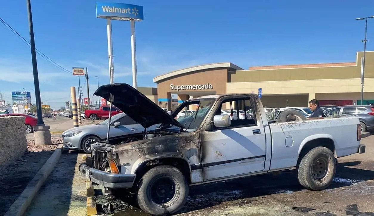 Arde camioneta afuera de supermercado