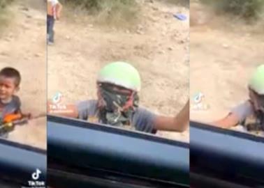 VIDEO. Niños de Sinaloa juegan a hacer un retén con todo y armas