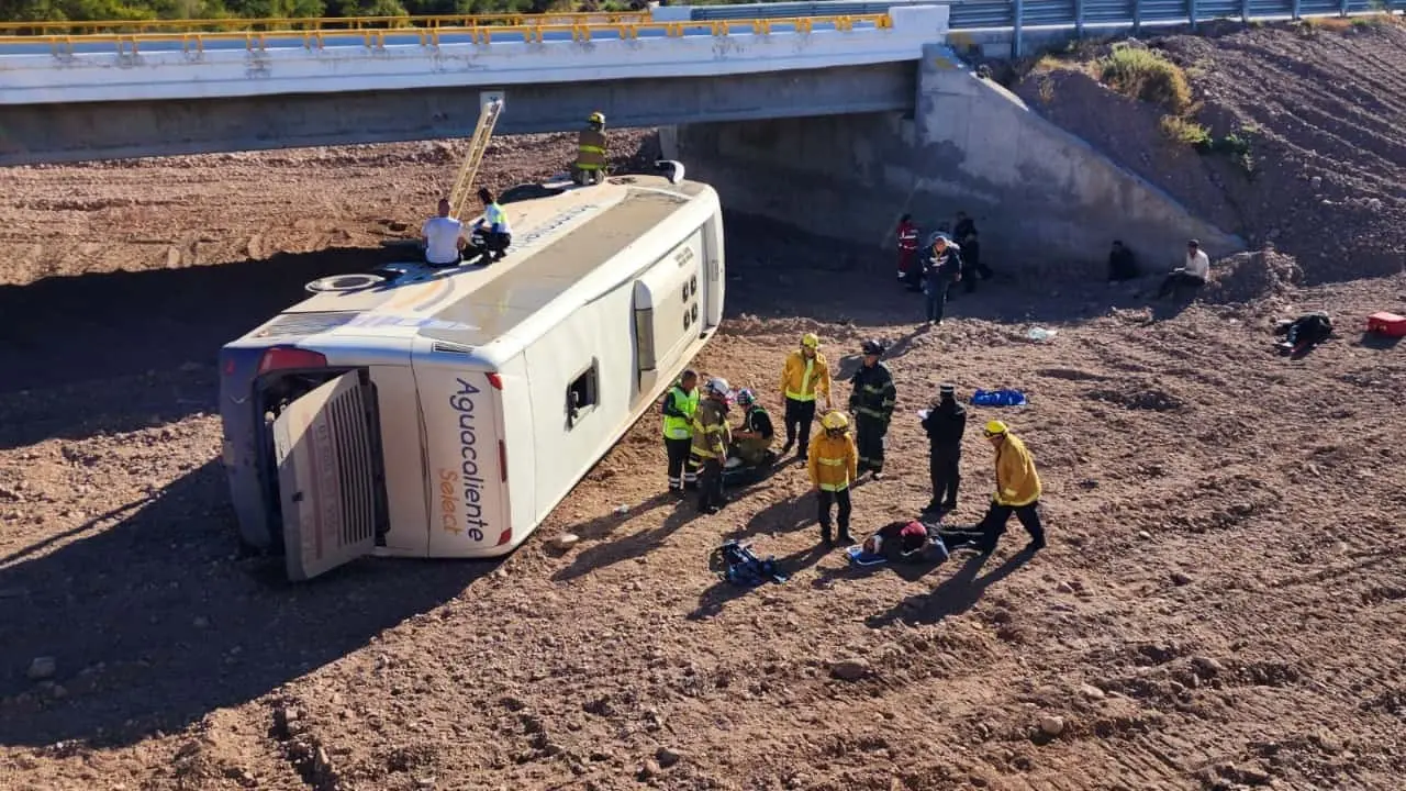 Volcadura de camión deja once lesionados