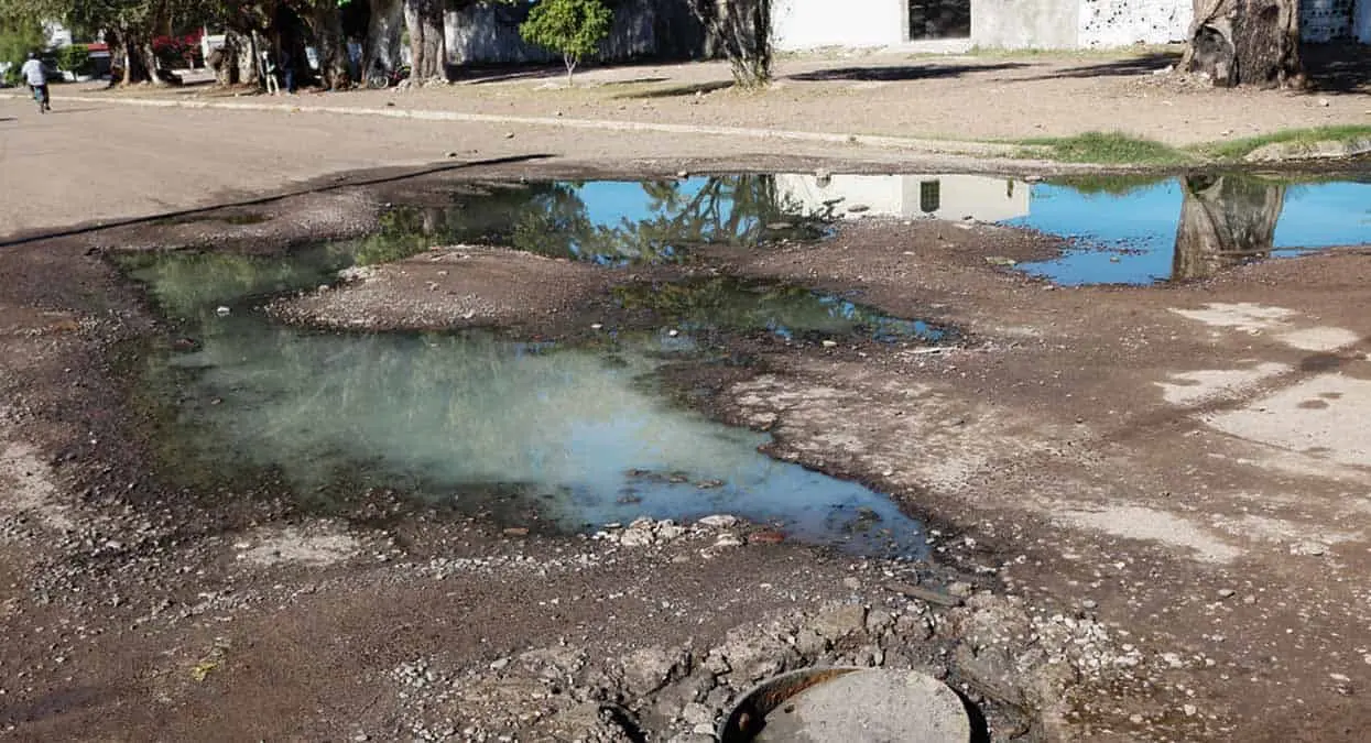 Aguas negras recorren calles