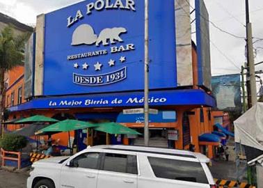 VIDEO. No quiere pagar cobro excesivo y meseros lo matan a golpes