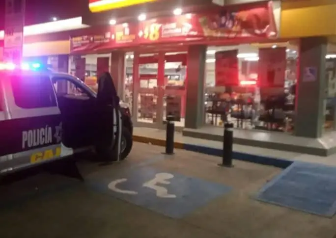 Se lleva dinero y cigarros de autoservicio