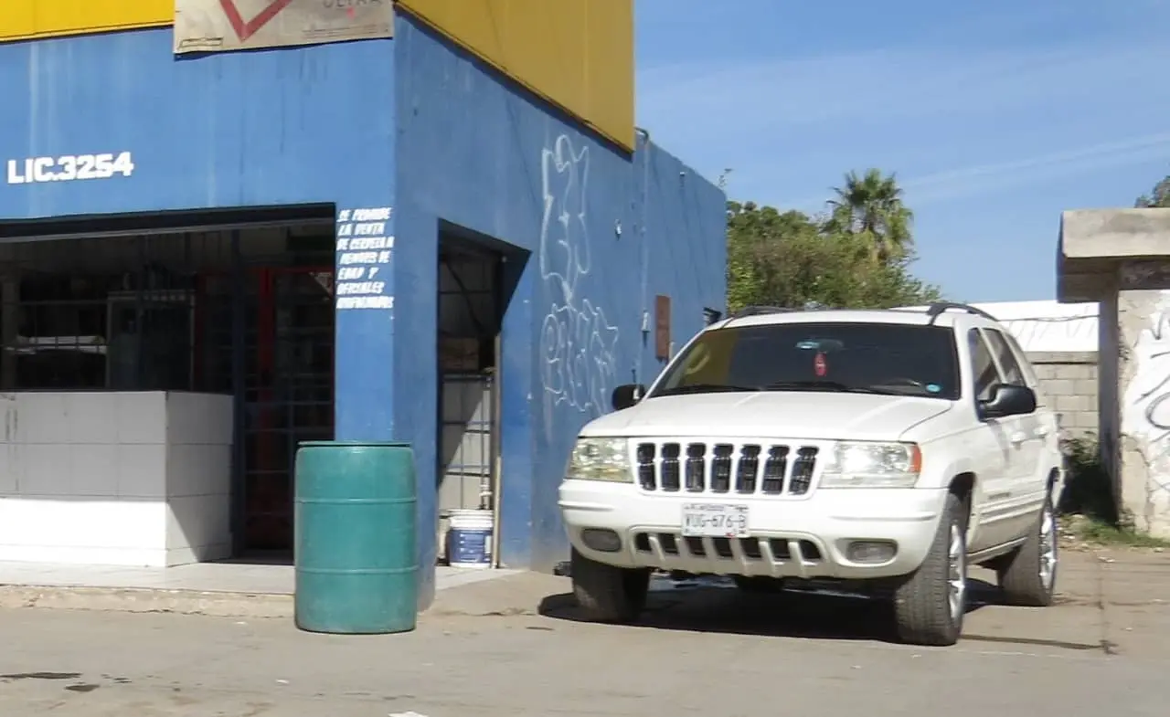 Dan "boquetazo" a expendio de la Matías Méndez