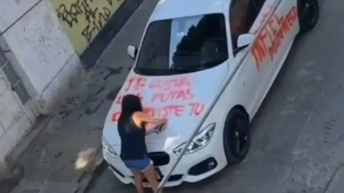 VIDEO. Venganza: mujer raya el auto de su esposo por serle infiel
