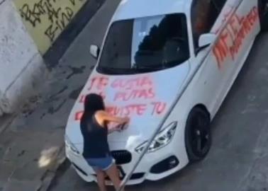 VIDEO. Venganza: mujer raya el auto de su esposo por serle infiel