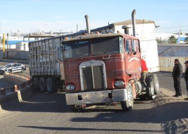 Se queda sin combustible en puente elevado