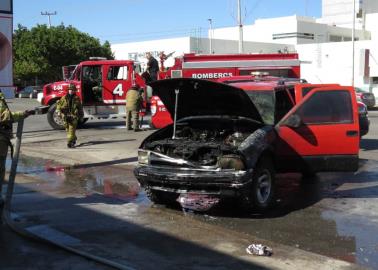 Arde camioneta frente al Hospital