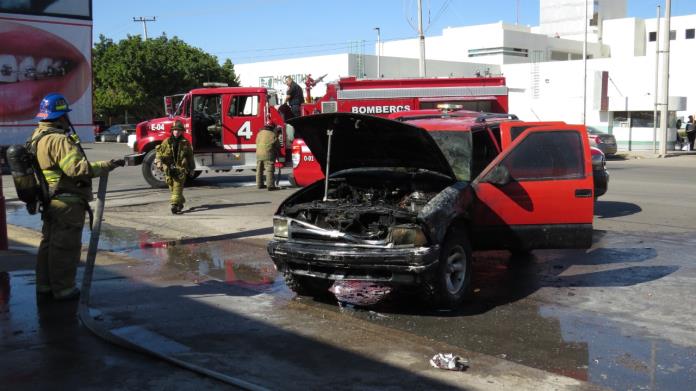 Arde camioneta frente al Hospital Arde camioneta frente al Hospital