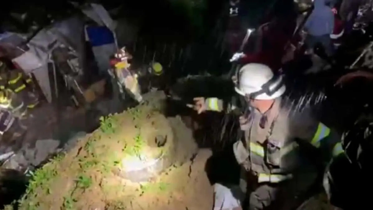 Rescatan cuerpos de hermanitas sepultadas tras deslave de cerro