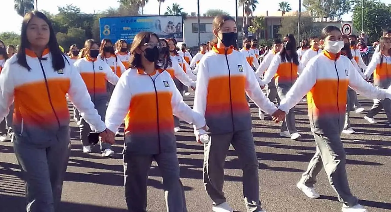 Incumple empresa con los uniformes