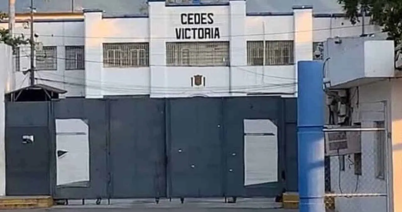Asesinan a dos reos al interior del penal
