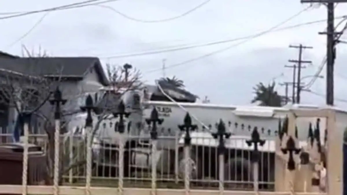 No quería divorciarse y estrella camión contra la casa de su ex
