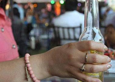 Mujeres igualan a los hombres en alcoholismo