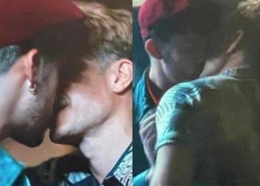 Filtran fotografías de Bad Bunny y Gael García en apasionado beso